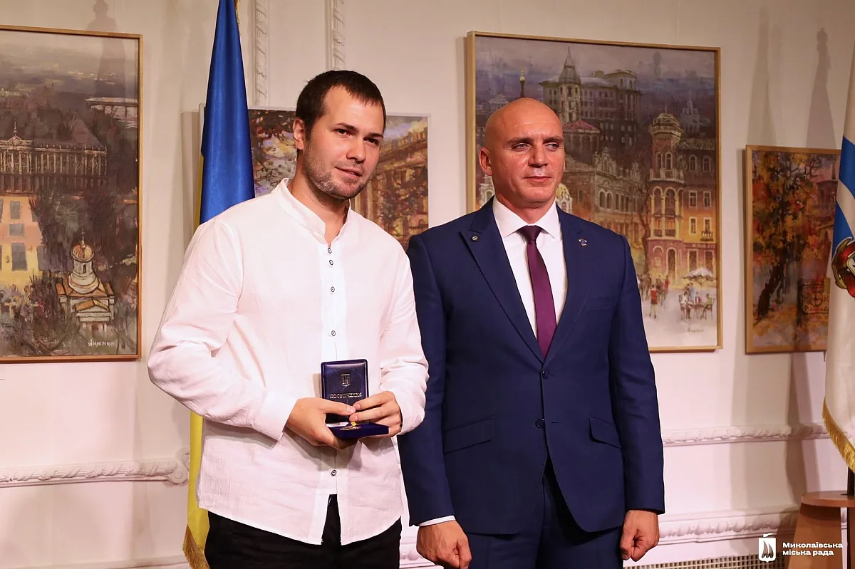 Четырехкратный чемпион Паралимпийских игр Игорь Цветов получил награду мэра Николаева