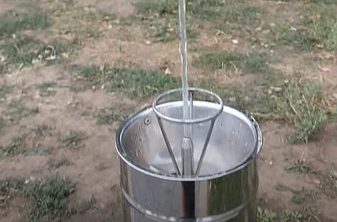 В Николаеве питьевой фонтанчик на Верхнем БАМе обливает жителей водой (видео)