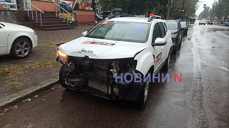 Два Renault і Honda зіткнулися в центрі Миколаєва: утворився затор, рух трамваїв заблоковано. ОНОВЛЕНО