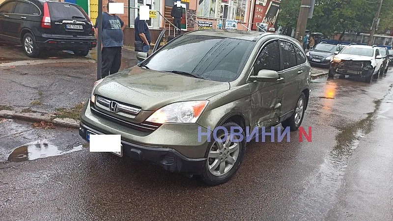 Два Renault и Honda столкнулись в центре Николаева: образовалась пробка, движение трамваев заблокировано. ОБНОВЛЕНО
