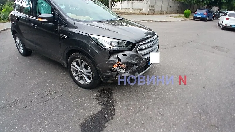 Opel не пропустил Ford на перекрестке в Николаеве: движение затруднено