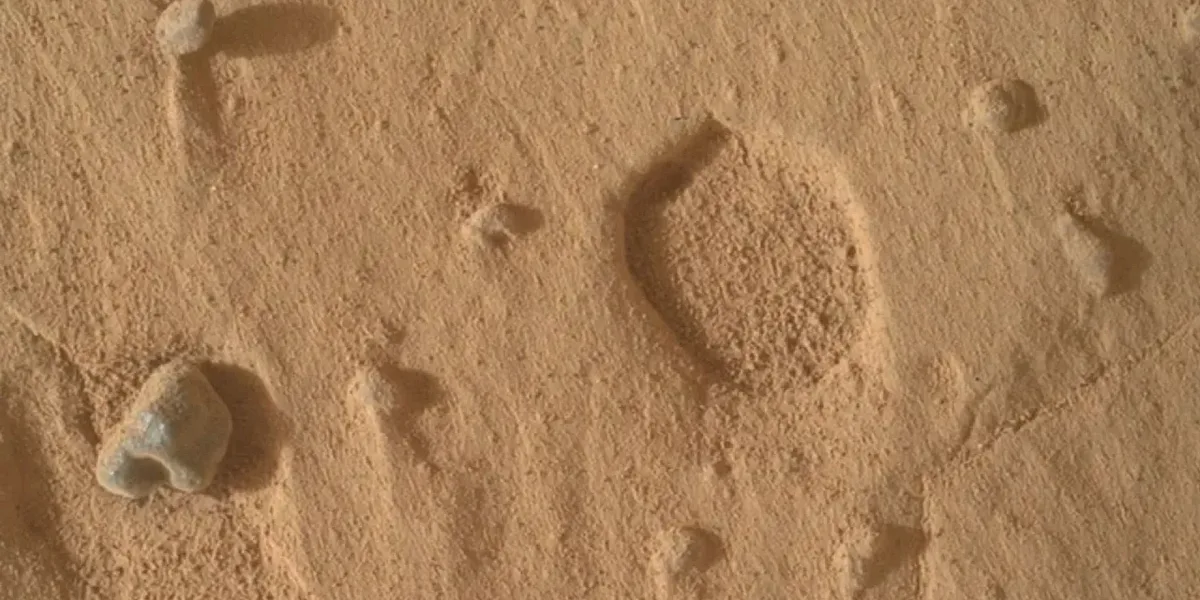 Марсоход Curiosity обнаружил на Марсе странные «отпечатки ног»