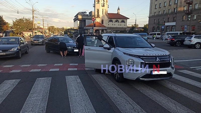 Skoda та Mitsubishi зіткнулися в центрі Миколаєва: рух утруднений