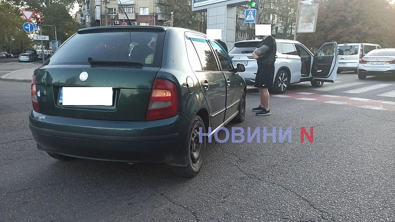 Skoda та Mitsubishi зіткнулися в центрі Миколаєва: рух утруднений