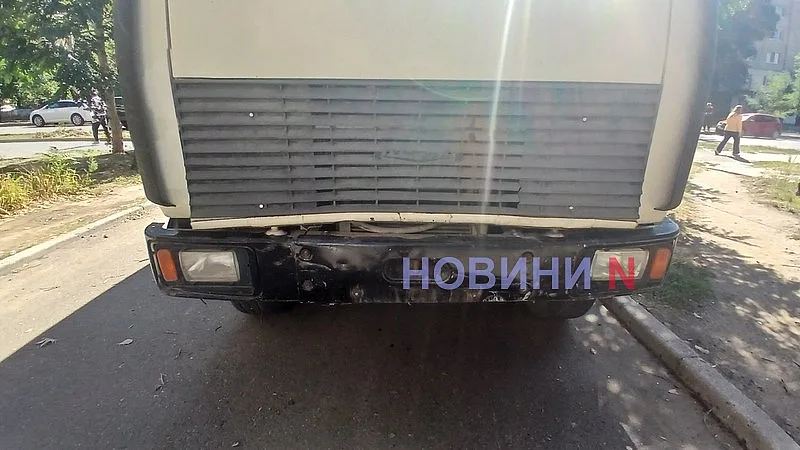 В Николаеве «МАЗ» врезался в «Рено»: движение затруднено