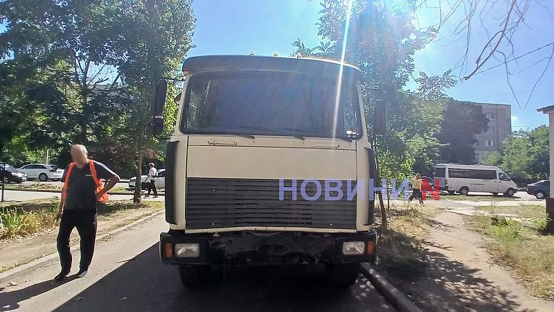 В Николаеве «МАЗ» врезался в «Рено»: движение затруднено