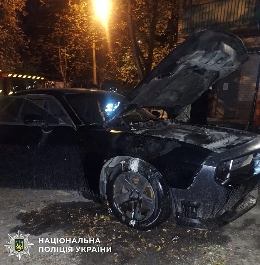 В Киеве мужчина поджег авто нового избранника бывшей и взял на «дело» 17-летнего сына (видео)