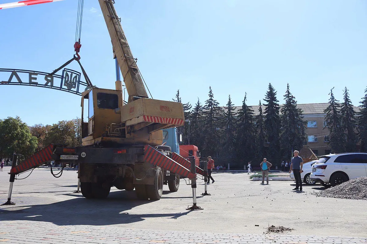 В Первомайске завершают обустройство Аллеи Славы: мэр лично присоединился к монтажным работам (фото)