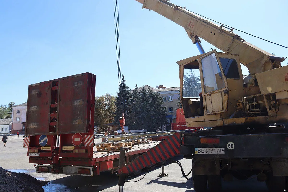 В Первомайске завершают обустройство Аллеи Славы: мэр лично присоединился к монтажным работам (фото)
