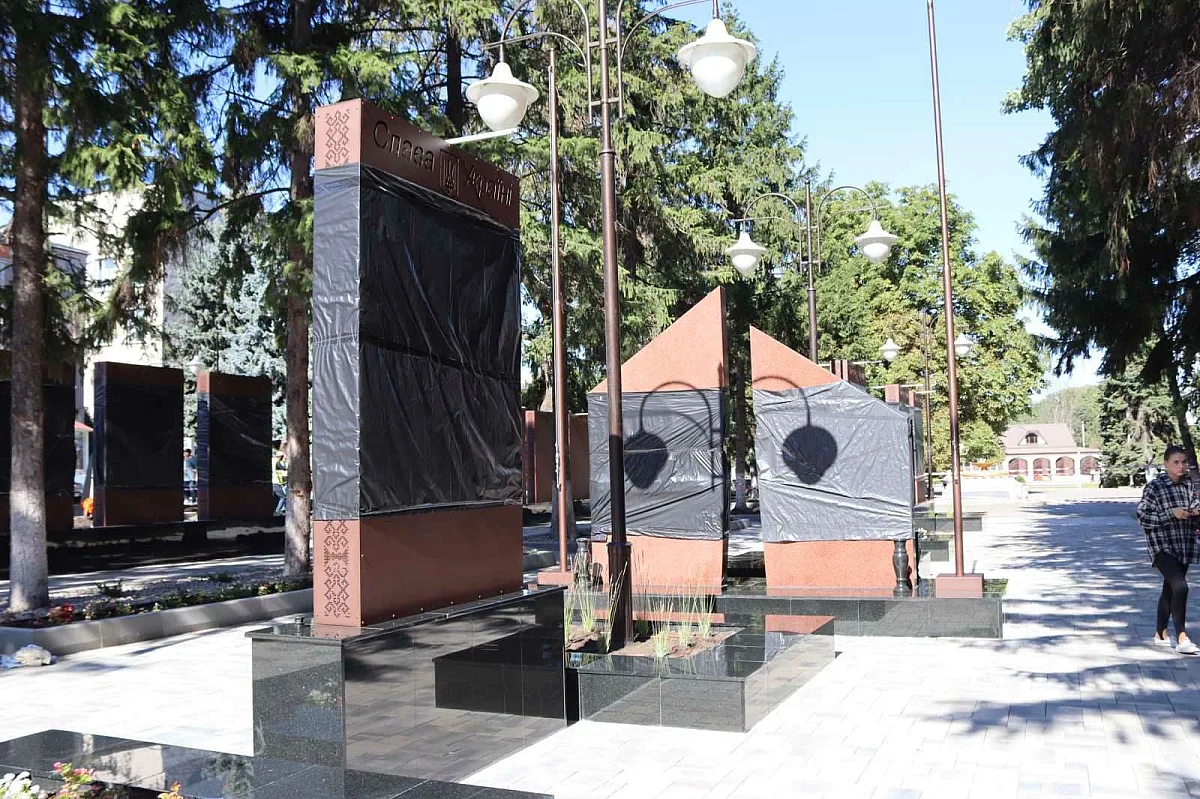 В Первомайске завершают обустройство Аллеи Славы: мэр лично присоединился к монтажным работам (фото)