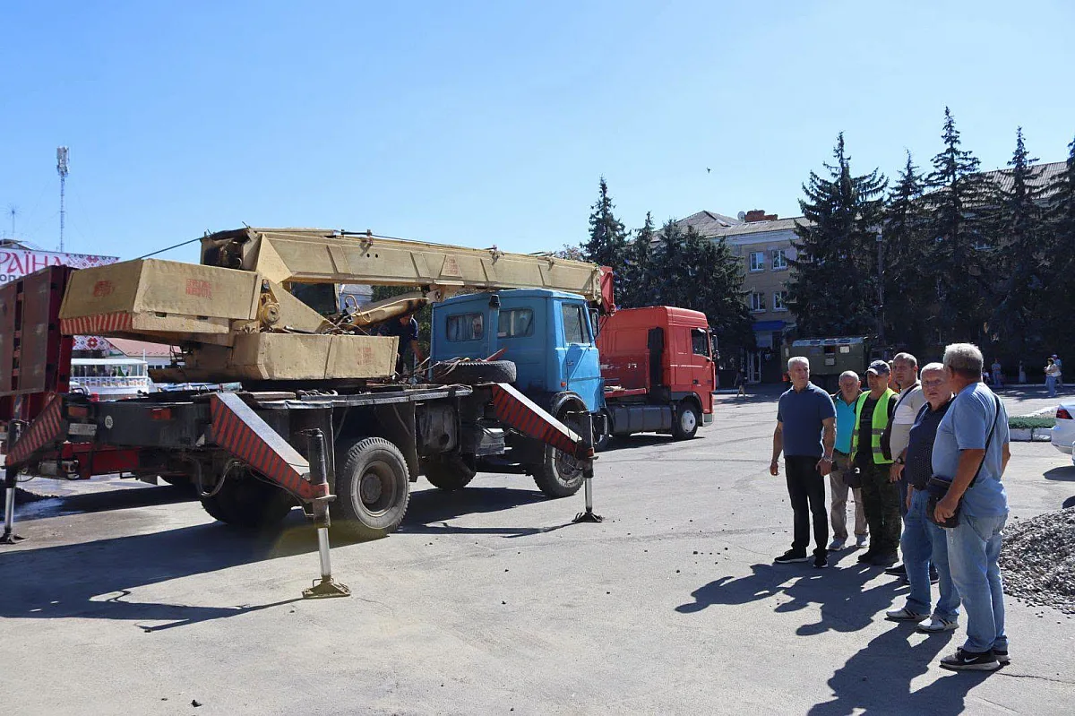 В Первомайске завершают обустройство Аллеи Славы: мэр лично присоединился к монтажным работам (фото)