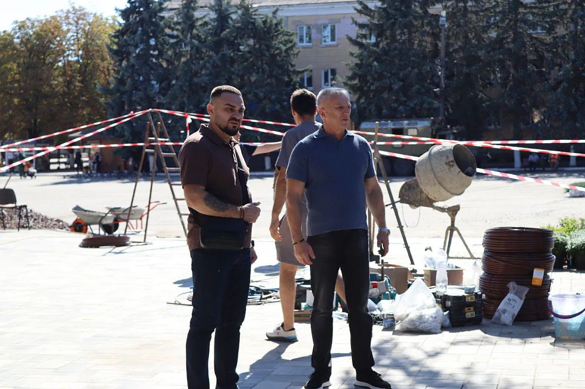 В Первомайске завершают обустройство Аллеи Славы: мэр лично присоединился к монтажным работам (фото)
