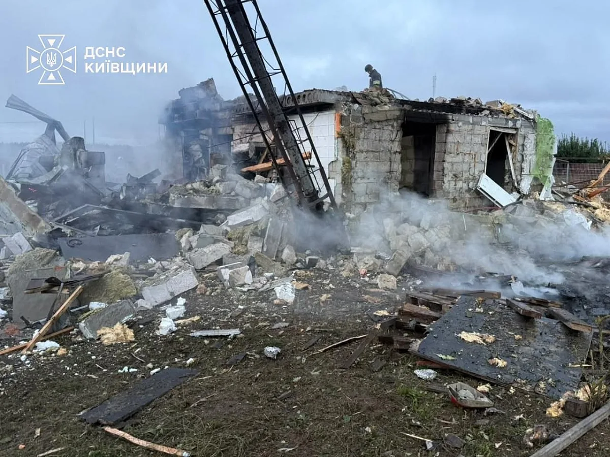 Росія атакувала українські регіони: зруйновано будинки та торговий комплекс, є постраждалі (фото, відео)