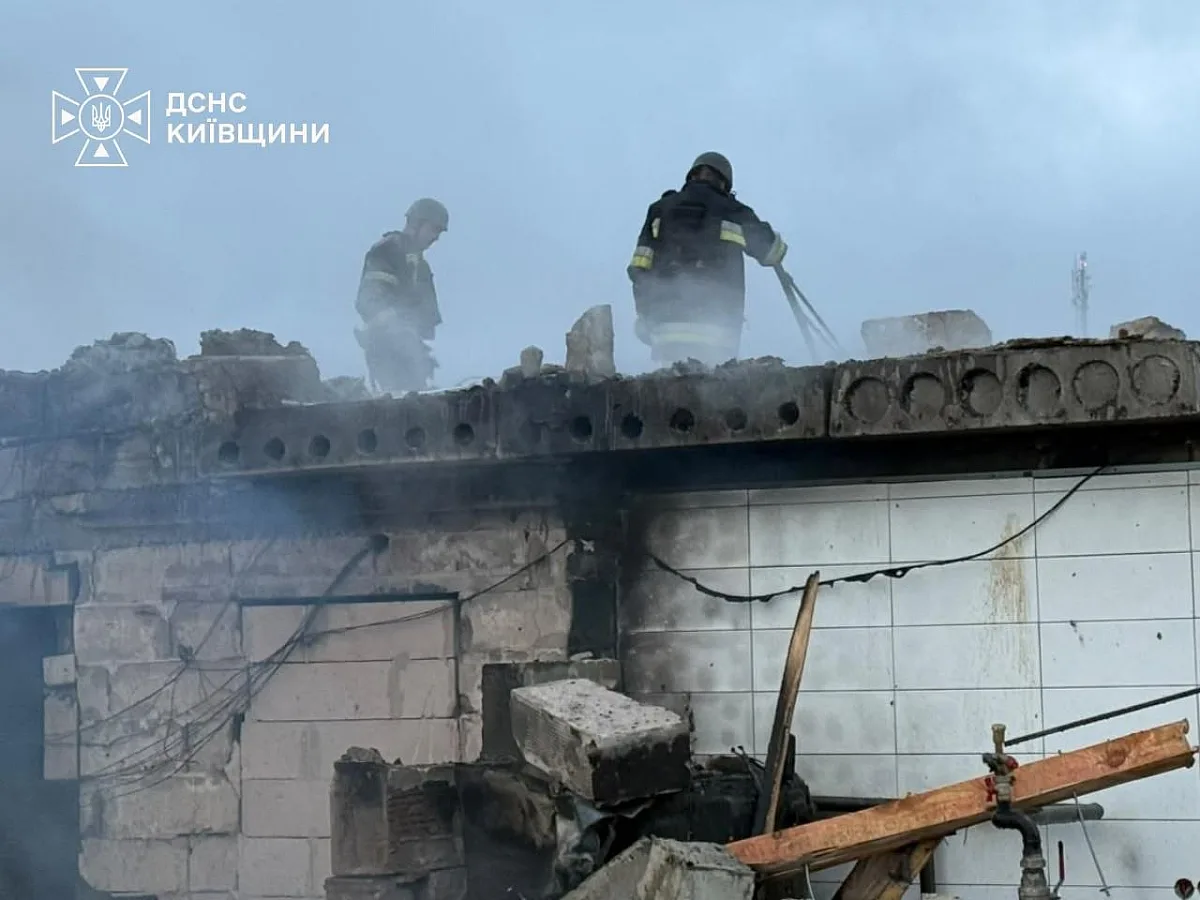 Росія атакувала українські регіони: зруйновано будинки та торговий комплекс, є постраждалі (фото, відео)