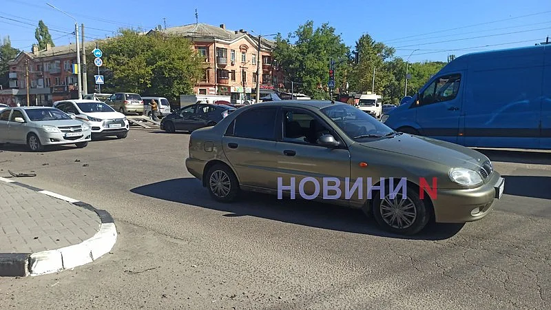 Выехал на красный: сразу два ДТП осложнили движение на оживленном перекрестке в Николаеве