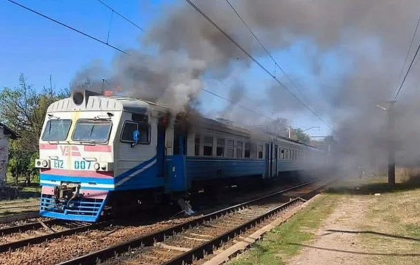 Удар дрона по электропоезду на Харьковщине: есть погибший, возросло число раненных
