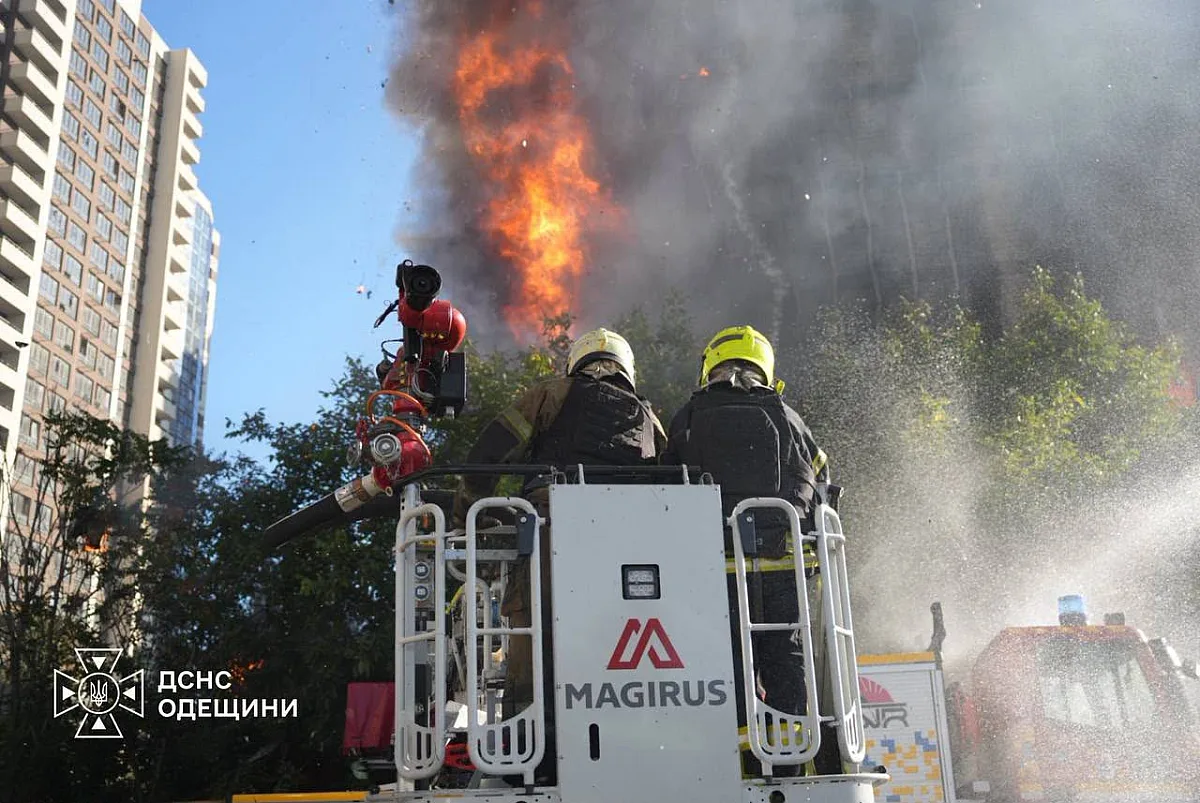 В Одесі в результаті російської атаки постраждали 10 людей, серед них два рятувальники (фото, відео)