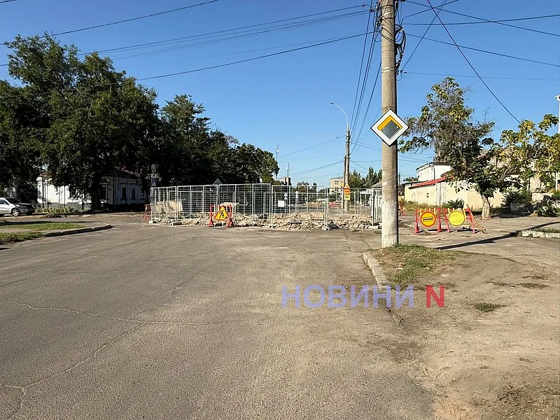 Течет в нескольких местах, а на месте никого: николаевцы пожаловались на утечку воды 