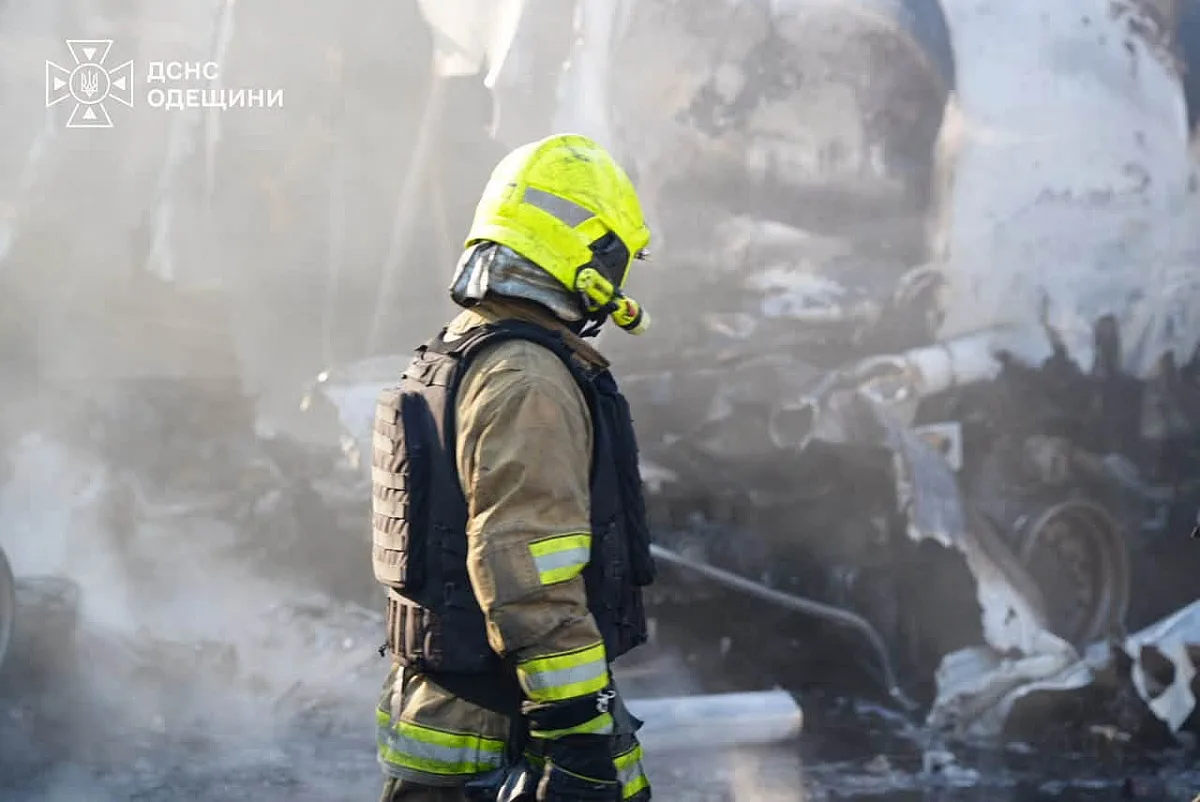 В Одесской области в результате атаки загорелось предприятие