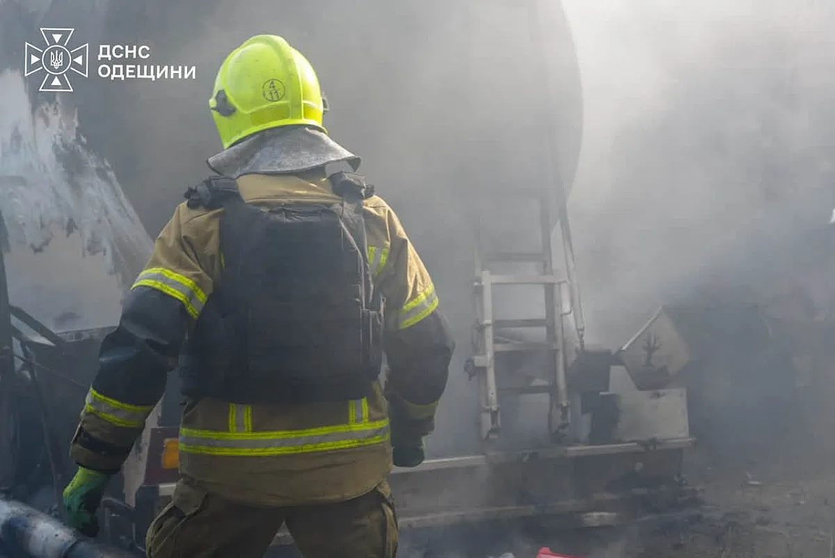 В Одесской области в результате атаки загорелось предприятие