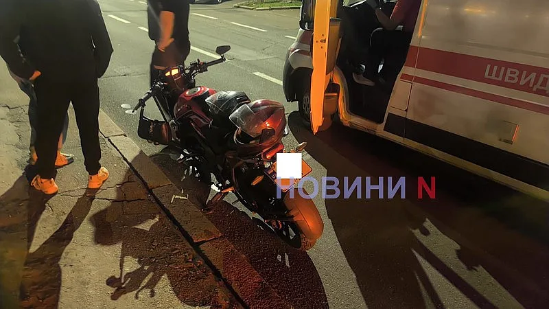 В центре Николаева мотоцикл сбил женщину, переходившую дорогу в неположенном месте