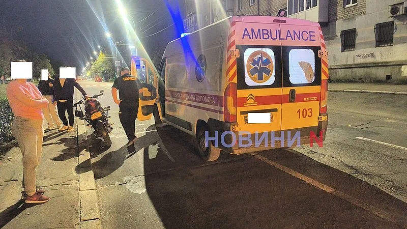 В центре Николаева мотоцикл сбил женщину, переходившую дорогу в неположенном месте