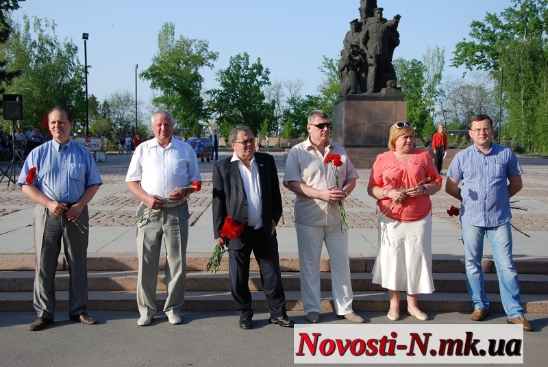 Миколаїв зустрів учасників автопробігу, які мандрують містами-героями на стареньких «Перемогах»