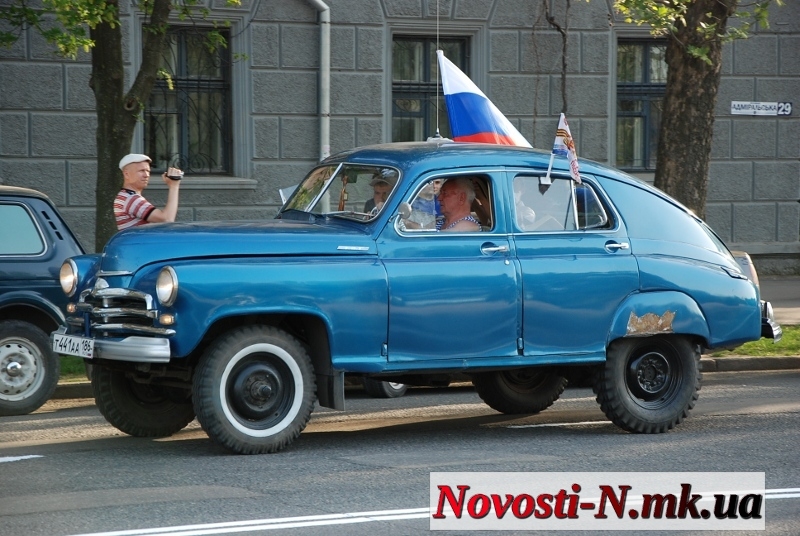 Николаев встретил участников автопробега, колесящих по городам-героям на стареньких «Победах»