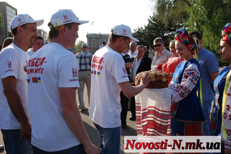 Миколаїв зустрів учасників автопробігу, які мандрують містами-героями на стареньких «Перемогах»