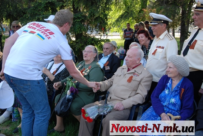 Миколаїв зустрів учасників автопробігу, які мандрують містами-героями на стареньких «Перемогах»