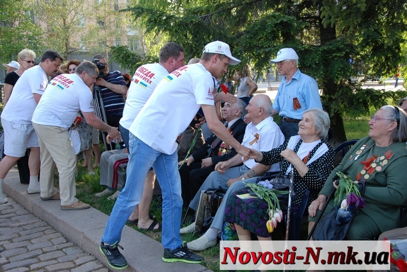 Николаев встретил участников автопробега, колесящих по городам-героям на стареньких «Победах»