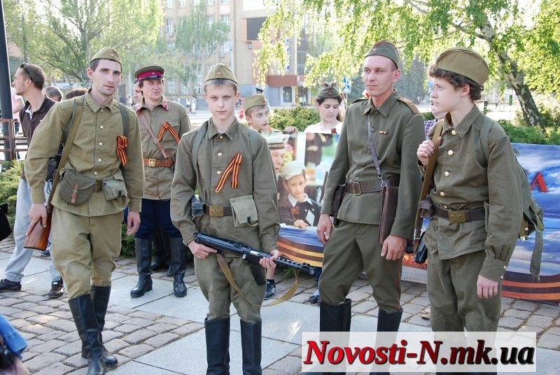Николаев встретил участников автопробега, колесящих по городам-героям на стареньких «Победах»