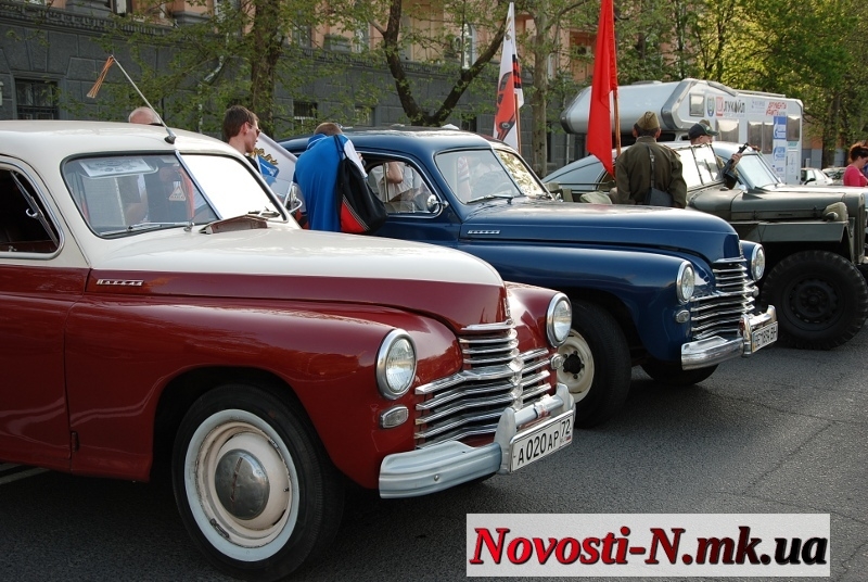 Николаев встретил участников автопробега, колесящих по городам-героям на стареньких «Победах»