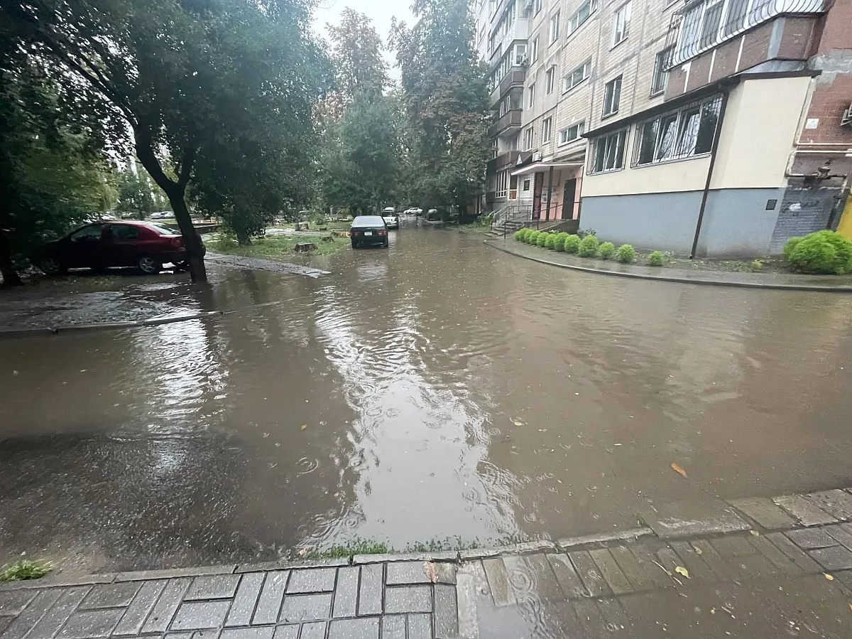«Ни пройти, ни проехать»: жители Николаева пожаловались на затопленный двор