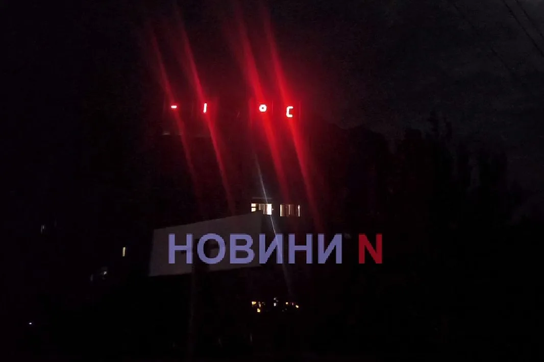 Часы в центре Николаева продолжают сообщать горожанам о морозной погоде