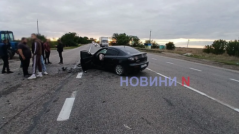 На трассе Одесса — Николаев столкнулись Mazda и Volkswagen: сильные повреждения