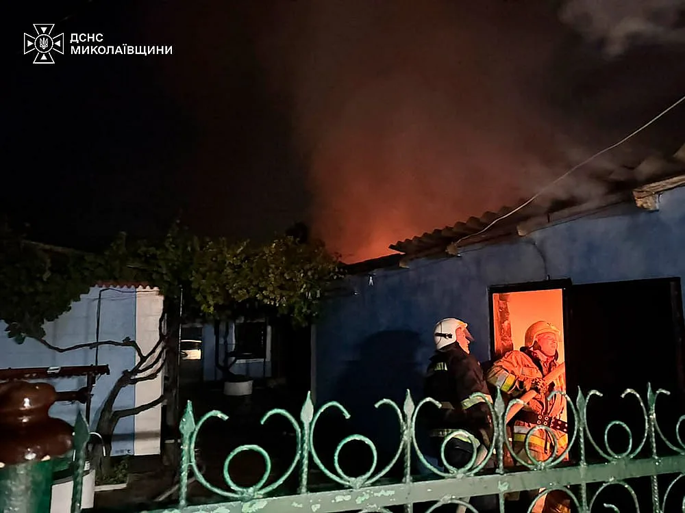 Сухая трава, дома и гараж: в Николаевской области за сутки спасатели потушили шесть пожаров