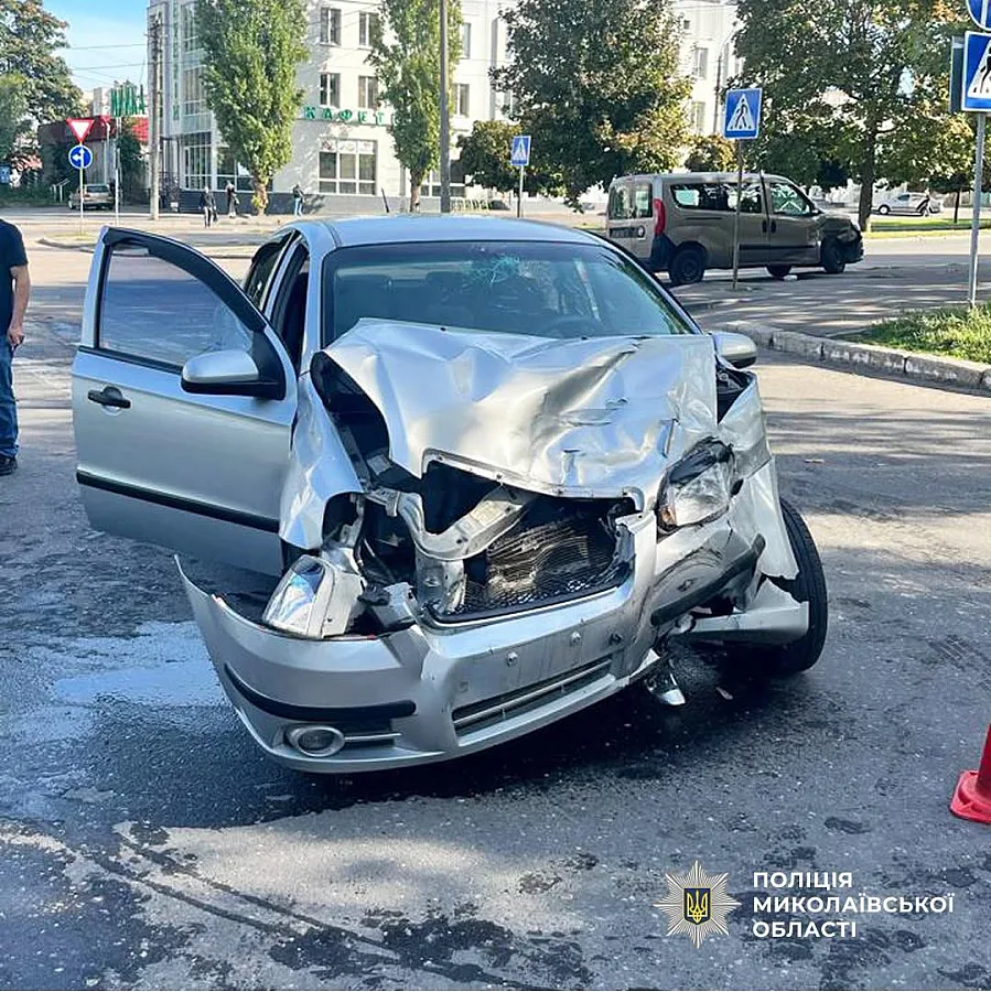 В Николаеве столкнулись Fiat и Chevrolet: водитель и пассажирка легковушки попали в больницу