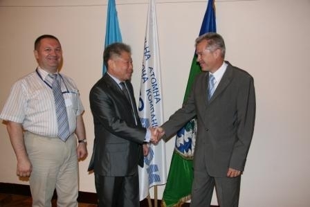  Виссарион Владимирович Ким (в центре)