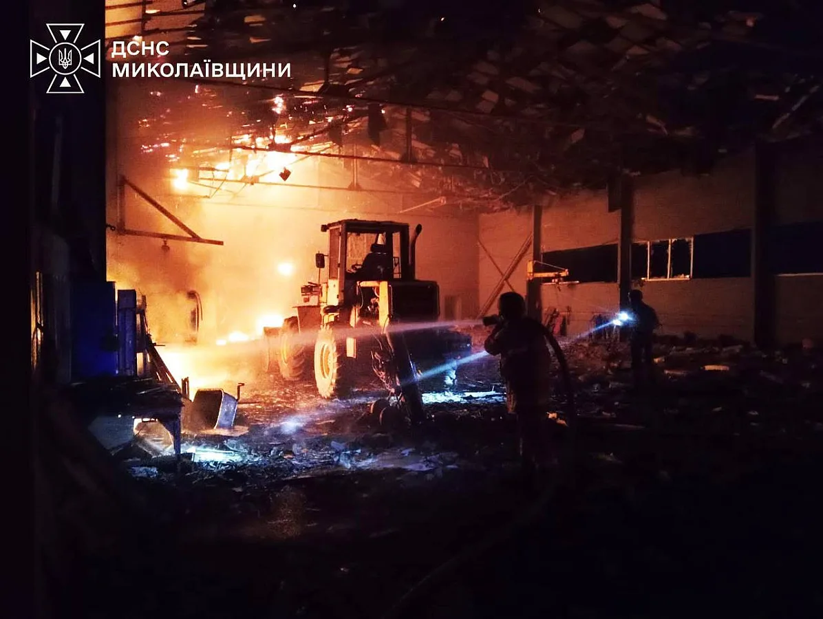 Рятувальники показали наслідки атаки дронів на Миколаївську область: горіли СТО та техніка (фото)