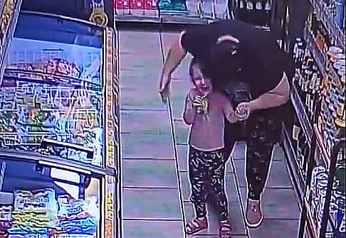 У Вознесенську бабусю, яка побила трирічну онуку в супермаркеті, суд оштрафував на 850 гривень (відео)