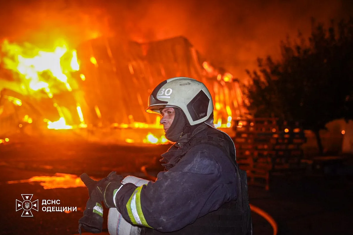 Спасатели показали последствия российской атаки на Одесскую область: есть пострадавшие и разрушения