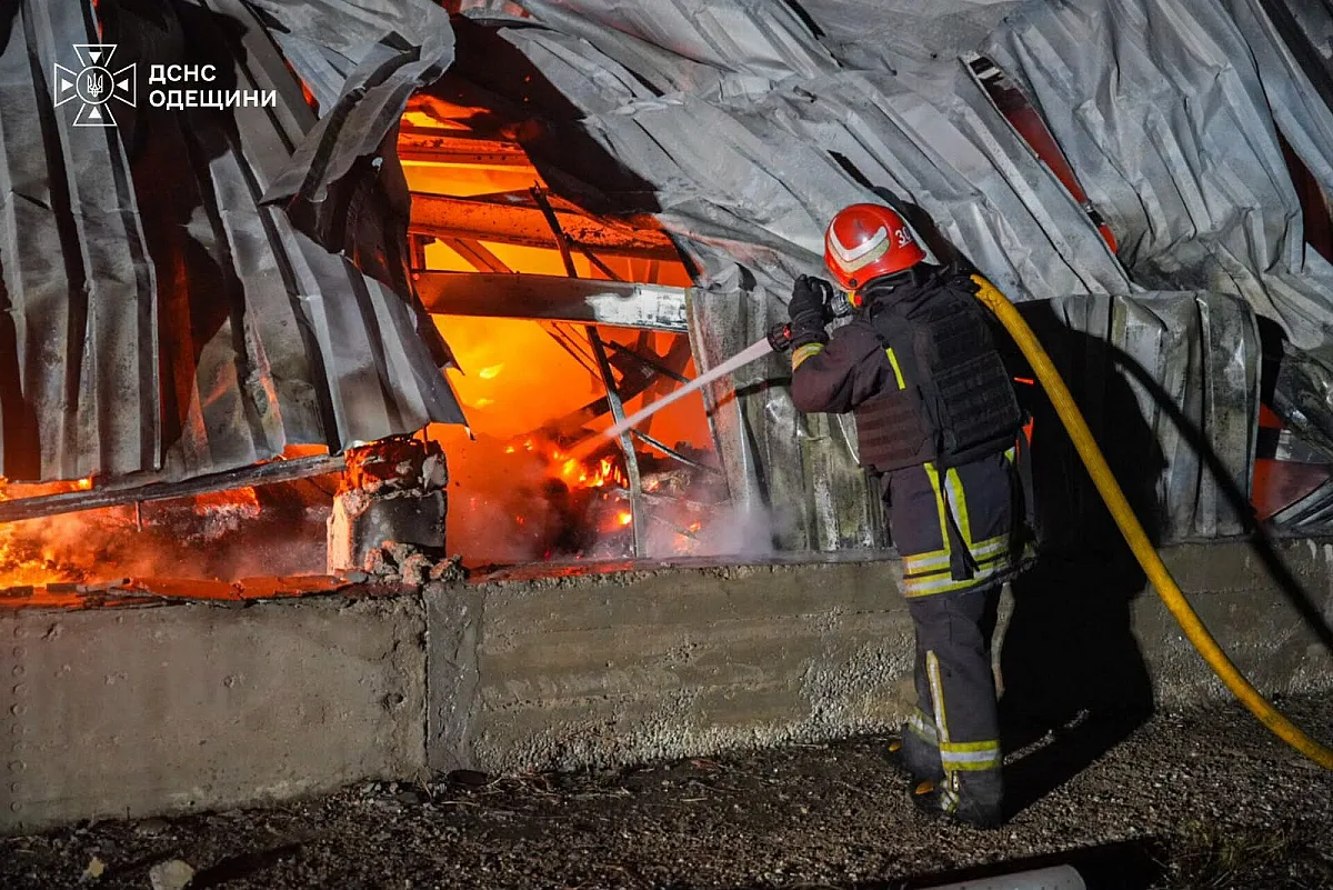 Спасатели показали последствия российской атаки на Одесскую область: есть пострадавшие и разрушения