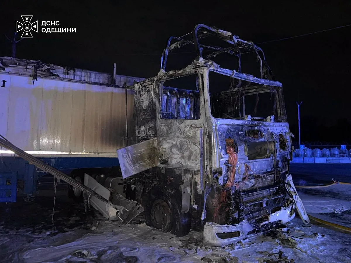 Спасатели показали последствия российской атаки на Одесскую область: есть пострадавшие и разрушения