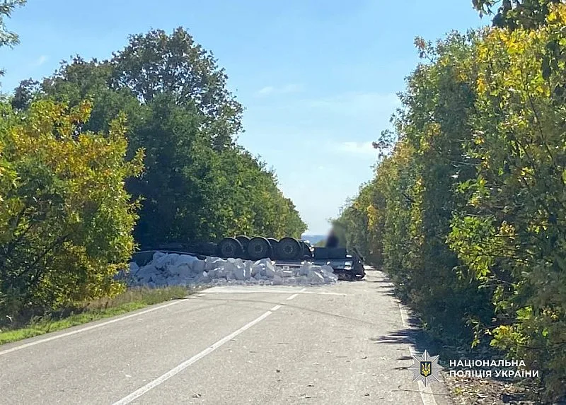 На трасі "Одеса - Вознесенськ - Новий Буг" перекинулася вантажівка: рух перекрито