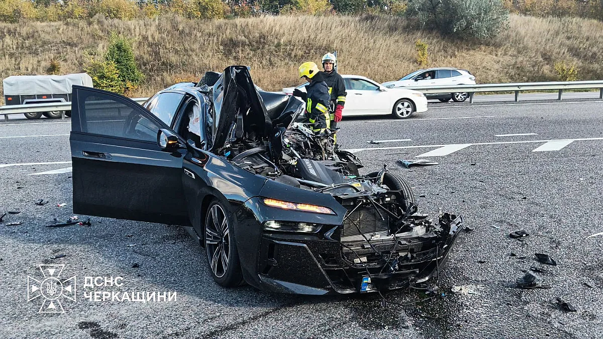 Смертельна ДТП на трасі \"Київ – Одеса\": BMW зіткнувся з КАМАЗом