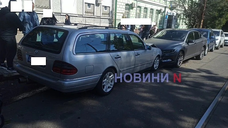 В центре Николаева Mercedes после столкновения врезался в припаркованные авто: движение трамваев перекрыто