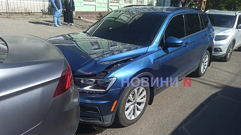 В центре Николаева Mercedes после столкновения врезался в припаркованные авто: движение трамваев перекрыто