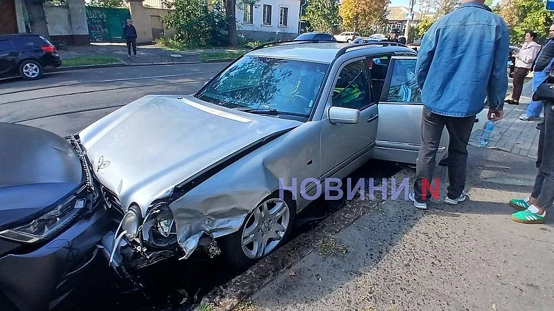 В центре Николаева Mercedes после столкновения врезался в припаркованные авто: движение трамваев перекрыто