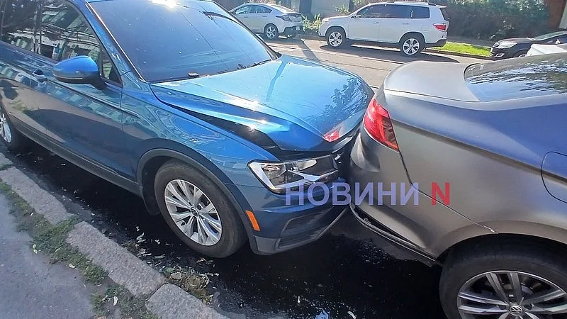 В центре Николаева Mercedes после столкновения врезался в припаркованные авто: движение трамваев перекрыто
